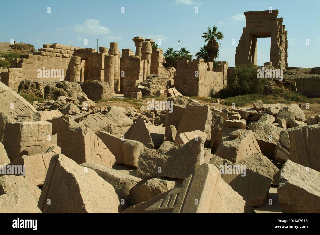 Le rovine di un antico tempio di Luxor, senza persone, Tebe, Sito Patrimonio Mondiale dell'UNESCO, Egitto, Africa Settentrionale, Africa Foto Stock