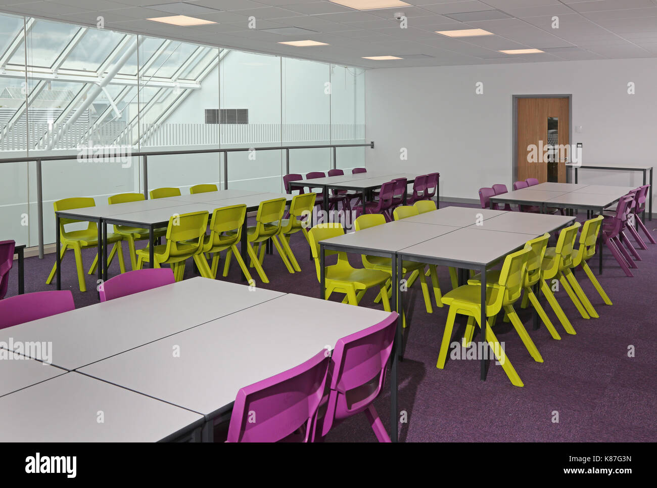 Una moderna aula in una nuova Londra Scuola secondaria convertito da un moderno edificio per uffici. Mostra lo spazio di insegnamento che si affaccia su un grande atrio. Foto Stock