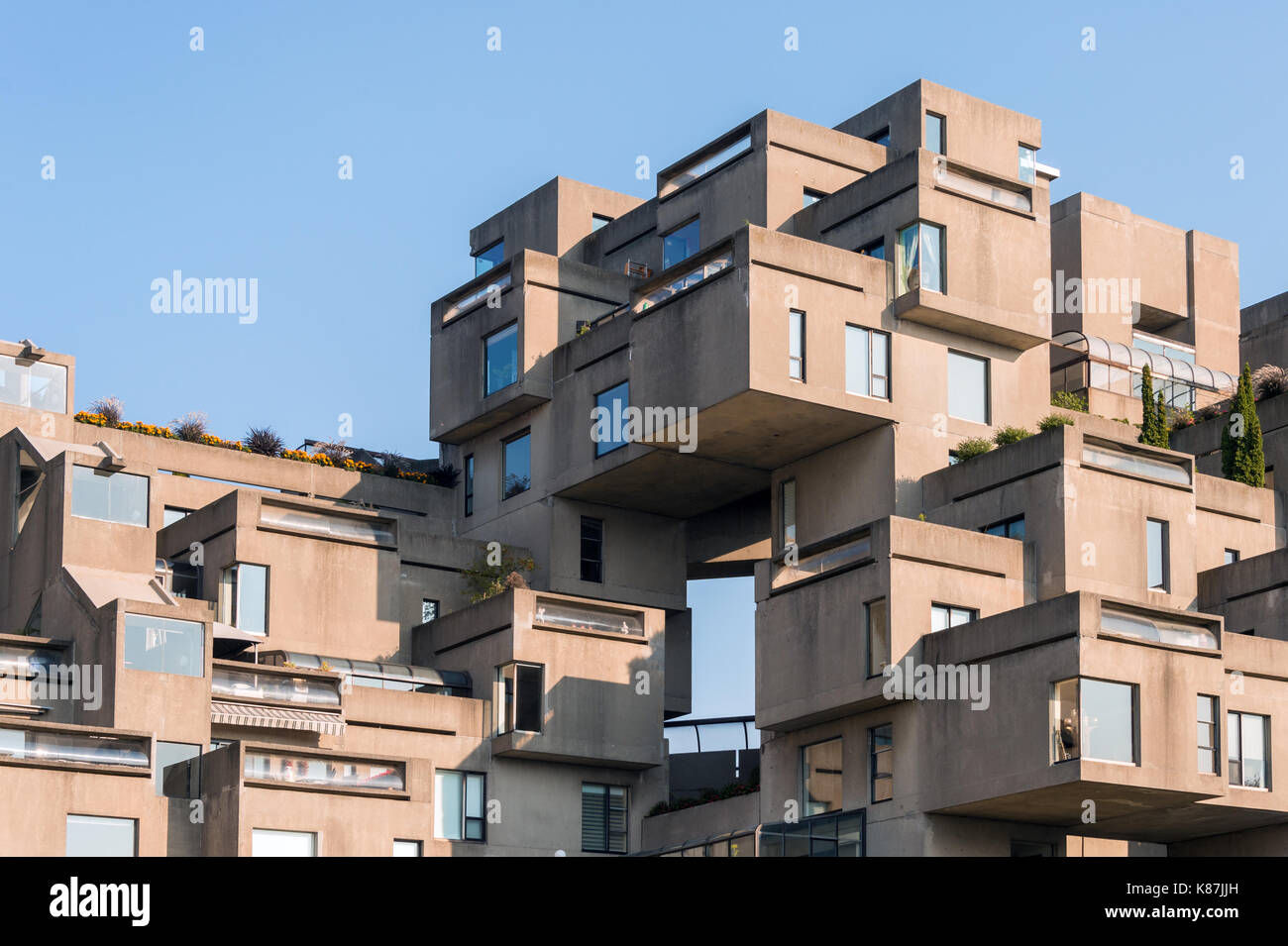 Montreal, Canada - 9 giugno 2017: la nave di crociera passando davanti ad habitat 67 complesso di abitazioni nel vecchio porto di Montreal Foto Stock