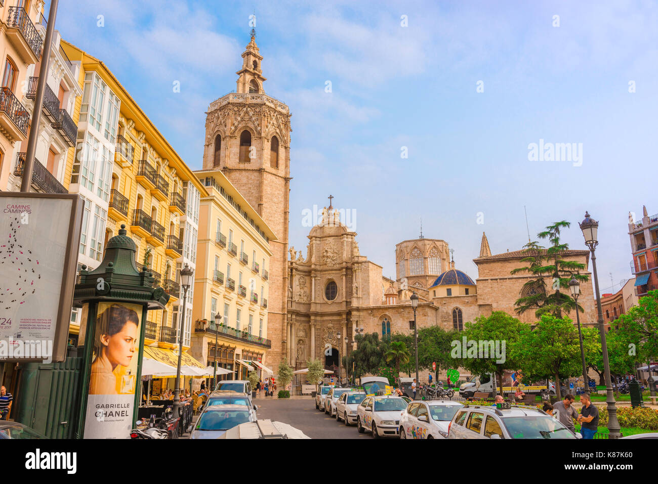 Valencia SPAGNA, vista sulla Plaza de la reina nel centro storico di Valencia con la cattedrale (Catedral) e miguelete torre sul suo lato nord. Foto Stock