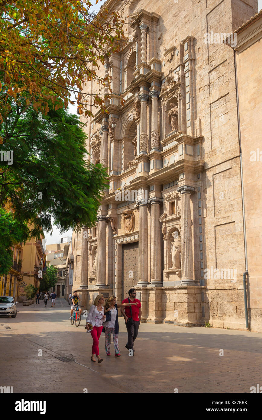 Valencia Spagna città vecchia, un gruppo di amici passeggiare tra il barocco entrata di un convento nel centro storico Barrio del Carmen area di Valencia, Spagna. Foto Stock