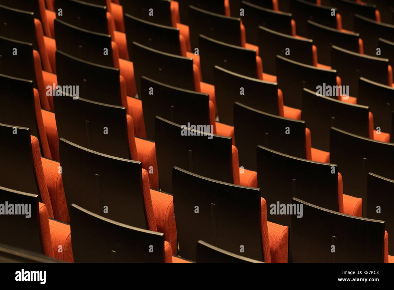 In prospettiva diagonale di teatro di posti a sedere, visto da dietro. Krona Knowledge & Centro Culturale, Kongsberg, Norvegia. Architetto: mecanoo + codice Arkitektur, Foto Stock