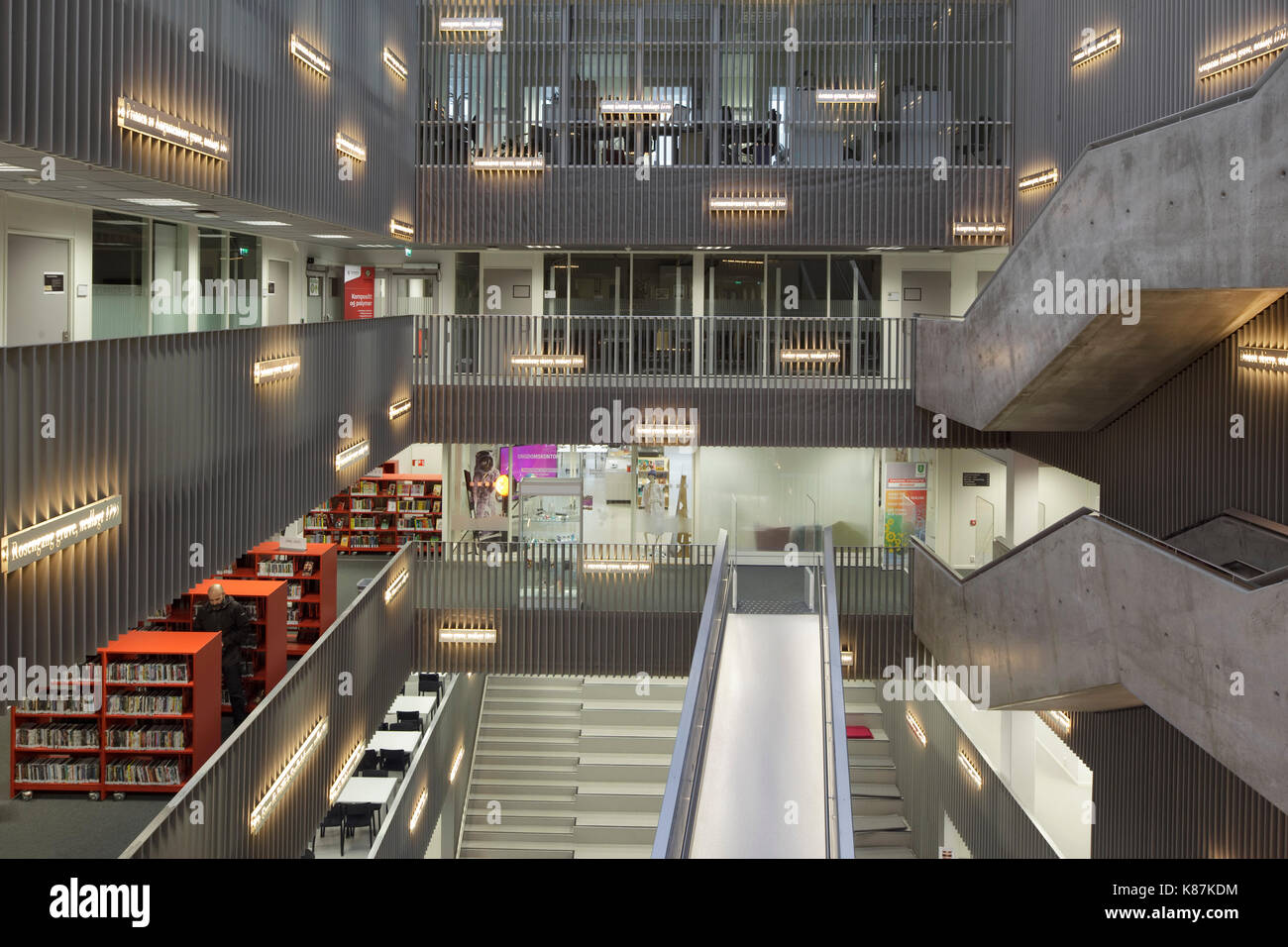 Scale e passerella sospesa con biblioteca e uffici. Krona Knowledge & Centro Culturale, Kongsberg, Norvegia. Architetto: mecanoo + codice Arkitektur, Foto Stock