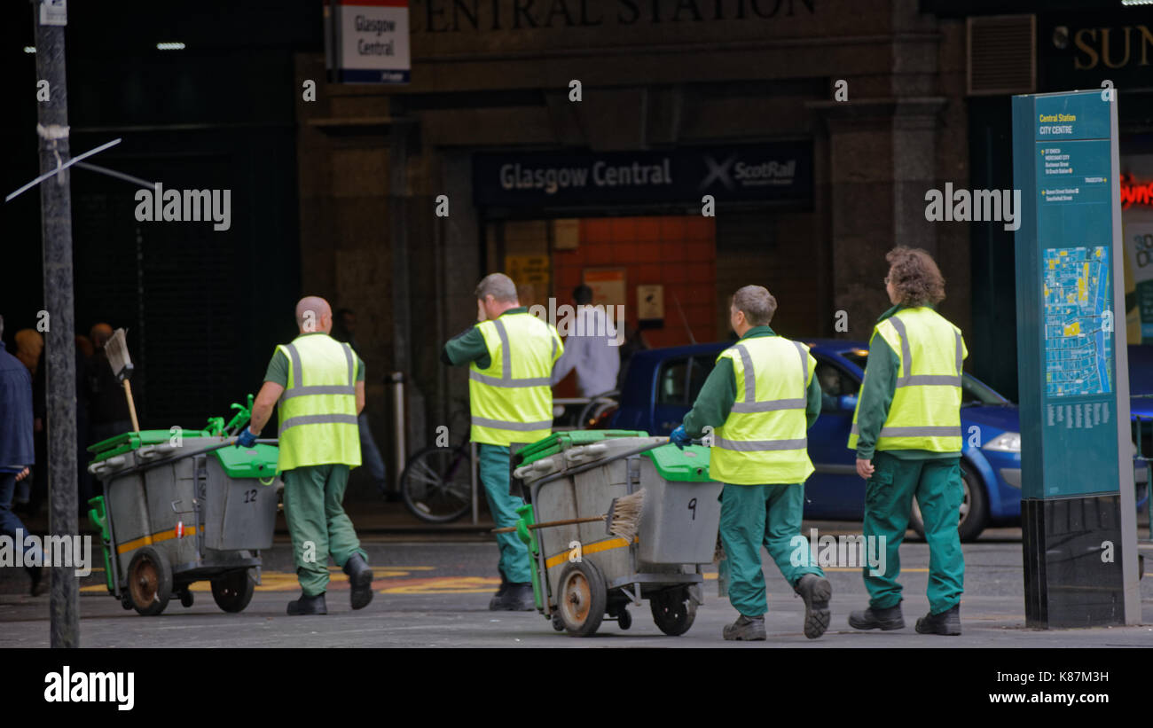Consiglio street pulitori in convoglio nei pressi della stazione centrale Foto Stock