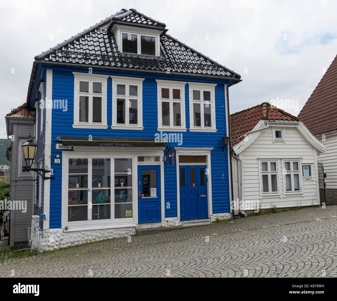 BERGEN,NORVEGIA ,29-07-2017:tipica casa blu a Bergen il 29-07-2017: Bergen è famosa per la città vecchia con case come questa e il mercato del pesce Foto Stock