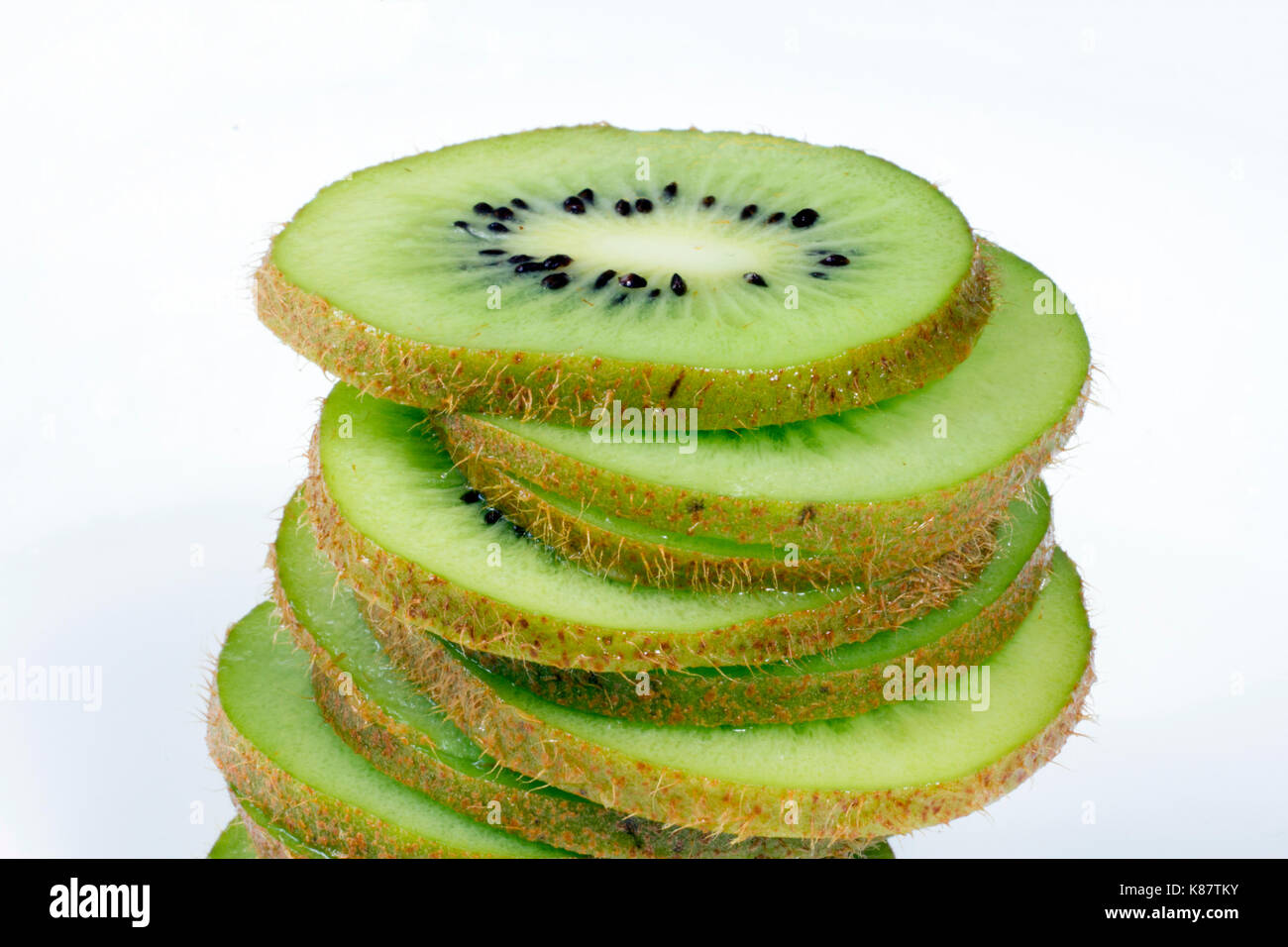 Impilati e fette di kiwi in una ciotola. Foto Stock