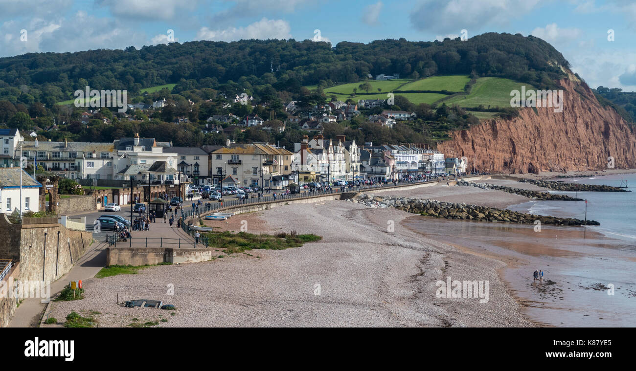 Vista guardando lungo il lungomare Esplanade a Sidmouth, nel Devon, Inghilterra Foto Stock