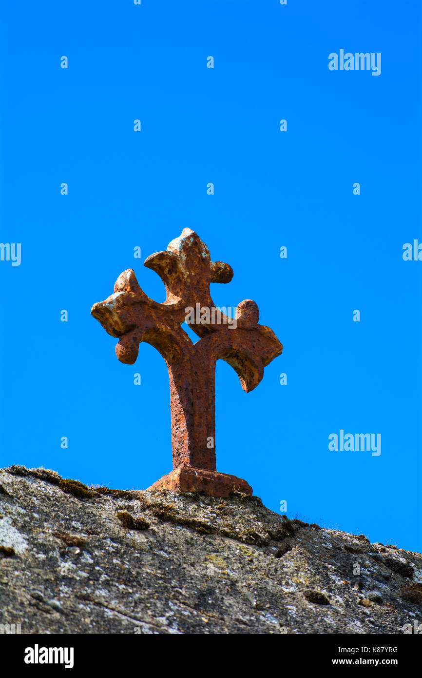 Una croce di ferro sopra l'ingresso ad una delle monache garden Foto Stock