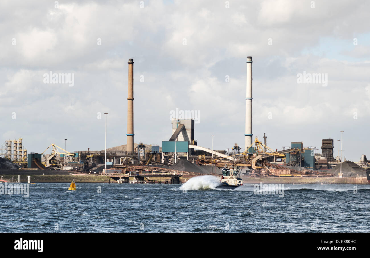 Rimorchiatore Svitzer Amstel battaglia contro i forti venti lasciando Ijmuiden Harbour, Olanda, Europa Foto Stock