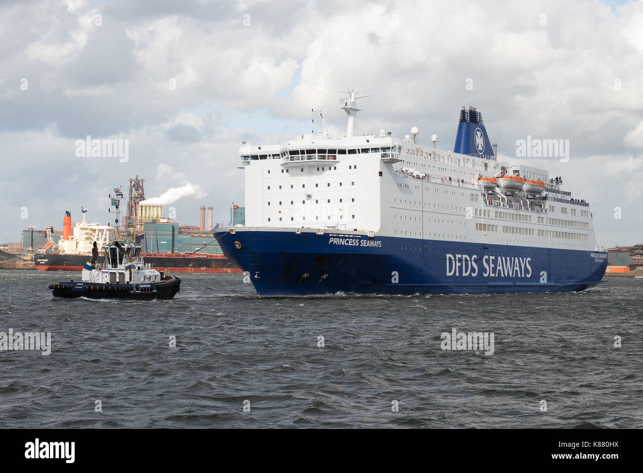 DFDS north sea ferry Princess Seaways essendo assistito in Ijmuiden porto dai rimorchiatori a causa del forte vento onshore, Olanda, Europa Foto Stock