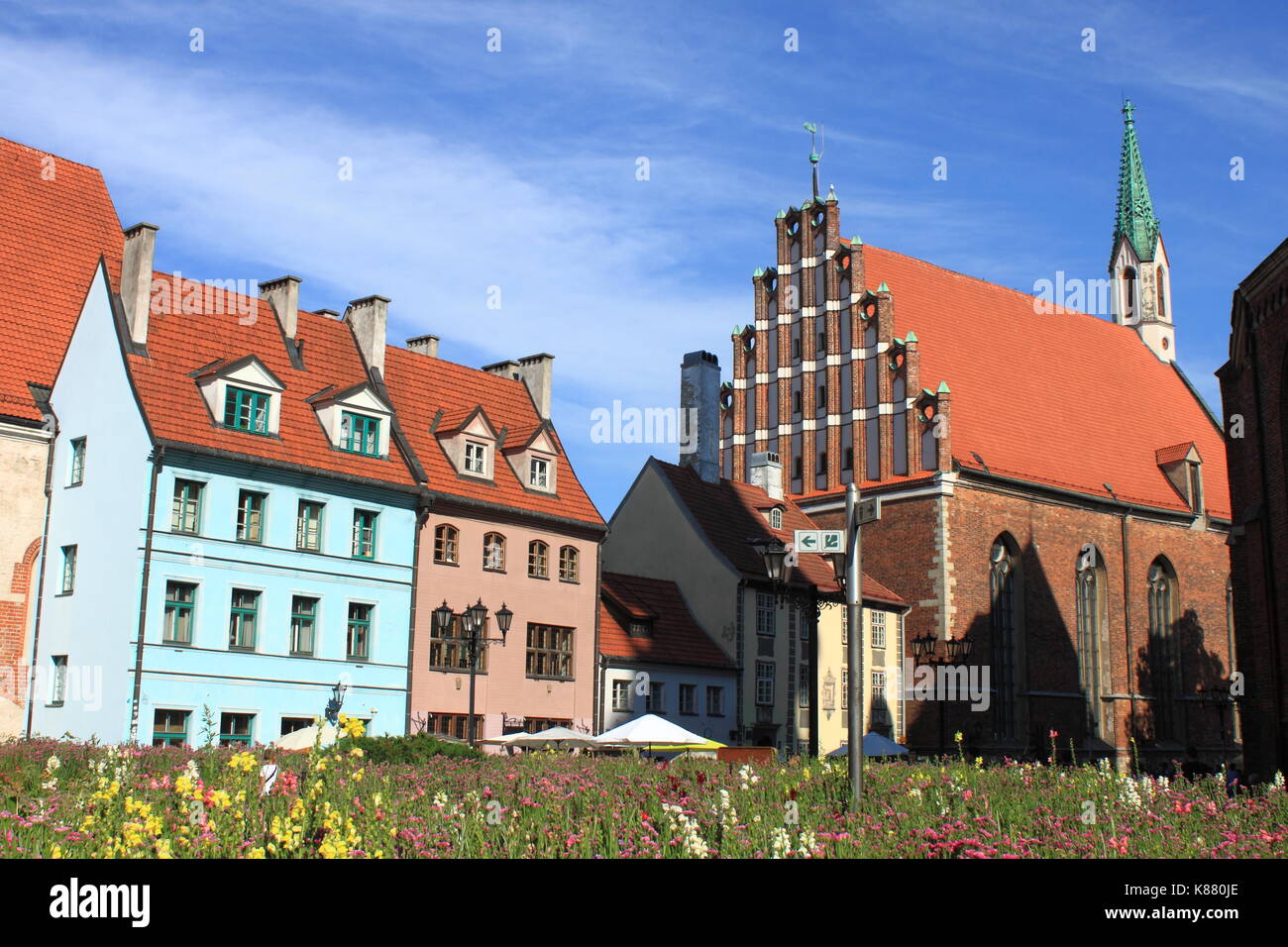 Gli edifici colorati e san giovanni chiesa luterana in riga old town, Lettonia Foto Stock