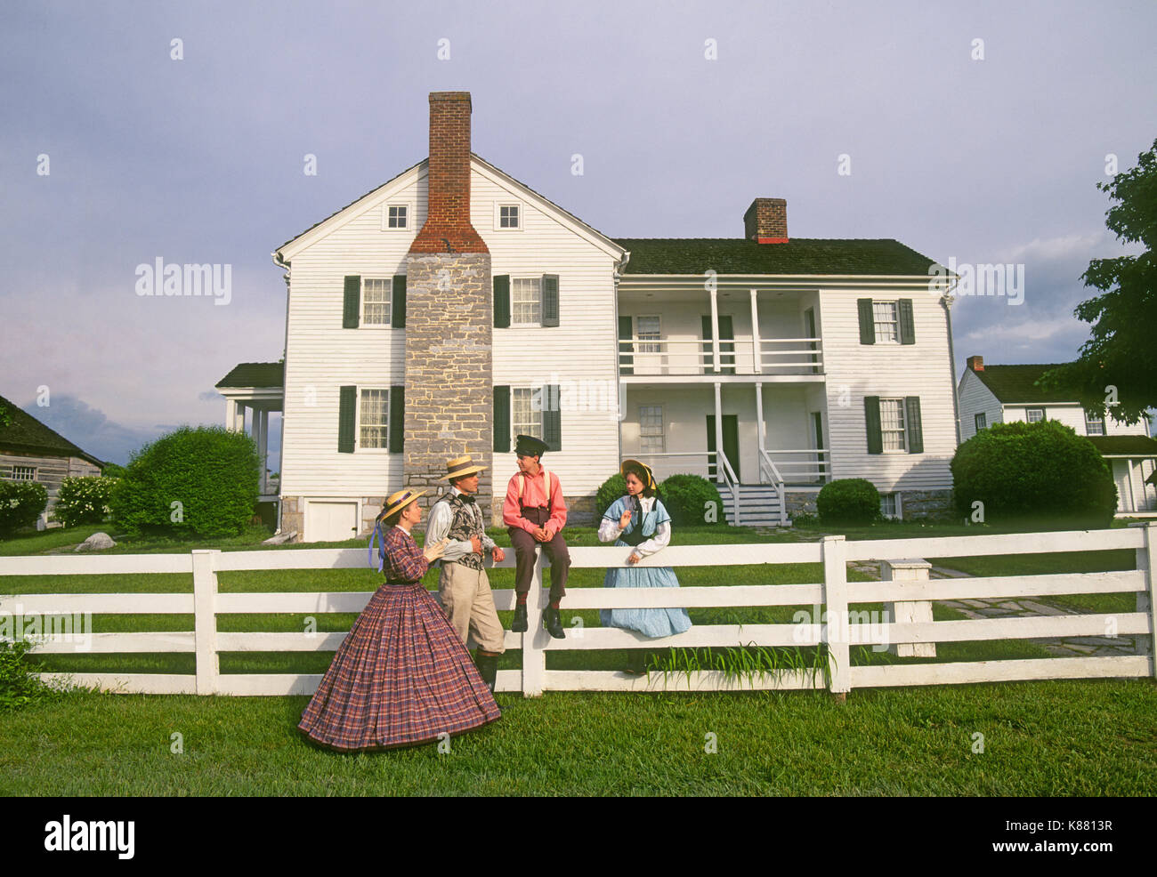 Una famiglia vestita in periodo di guerra civile abbigliamento, all'epoca della Guerra Civile Bushong fattoria sul Mercato Nuovo Battlefield State Park, Nuovo Mercato,Virginia Foto Stock