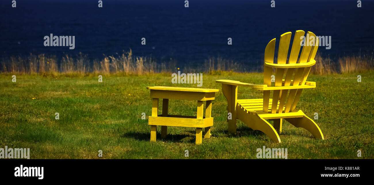 Tre sedie a sdraio siedono lungo il litorale in Nova Scotia, uno del Canada atlantico provnices. Foto Stock