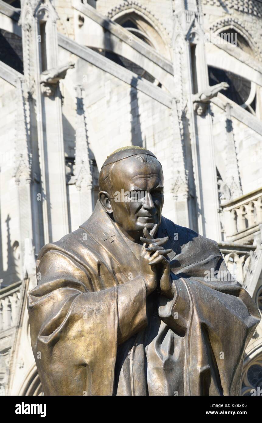 Statua di giovanni paolo ii al di fuori di notre dame Foto Stock