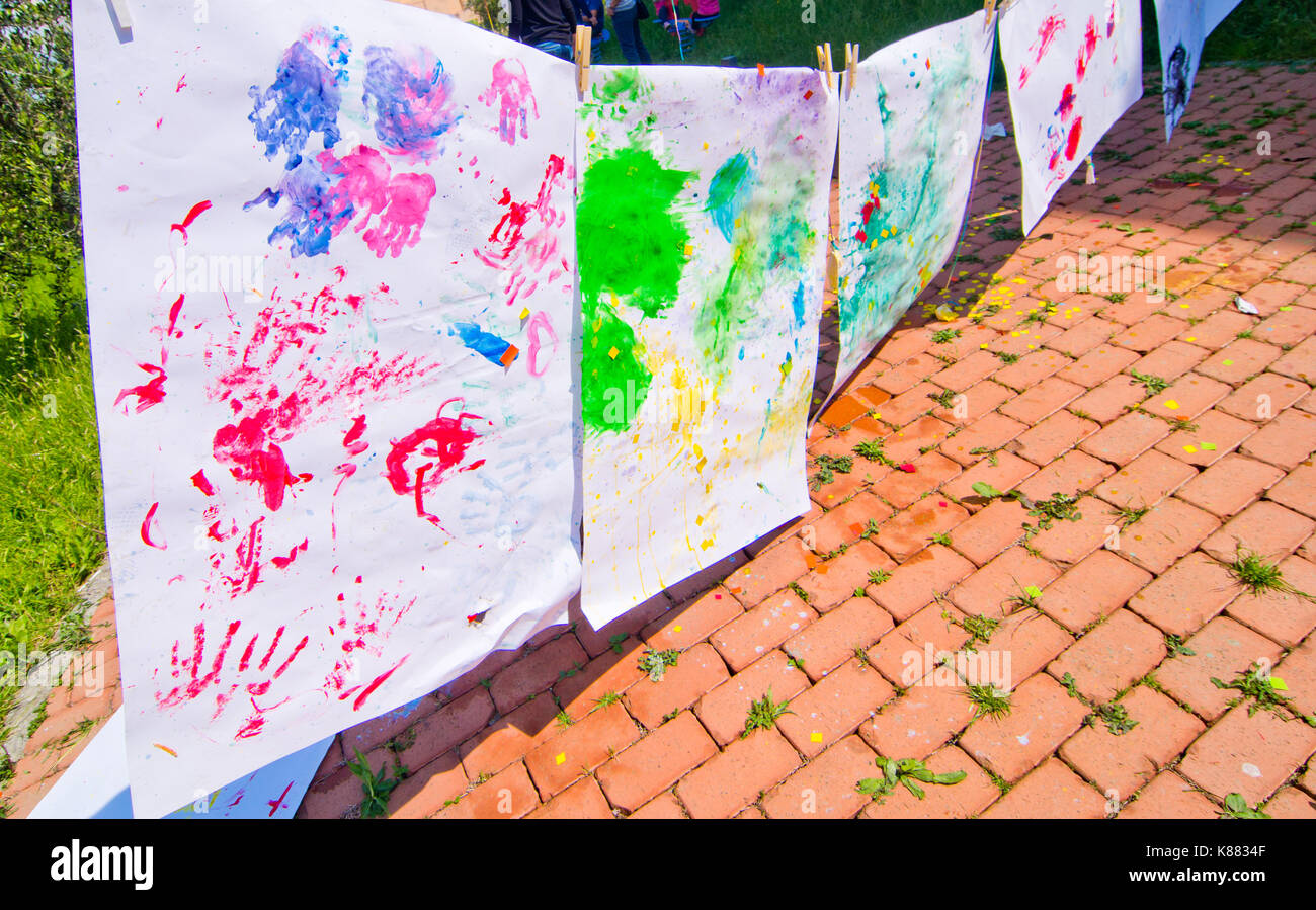 Bambini Che Giocano Facendo Disegni Colorati Con Mani