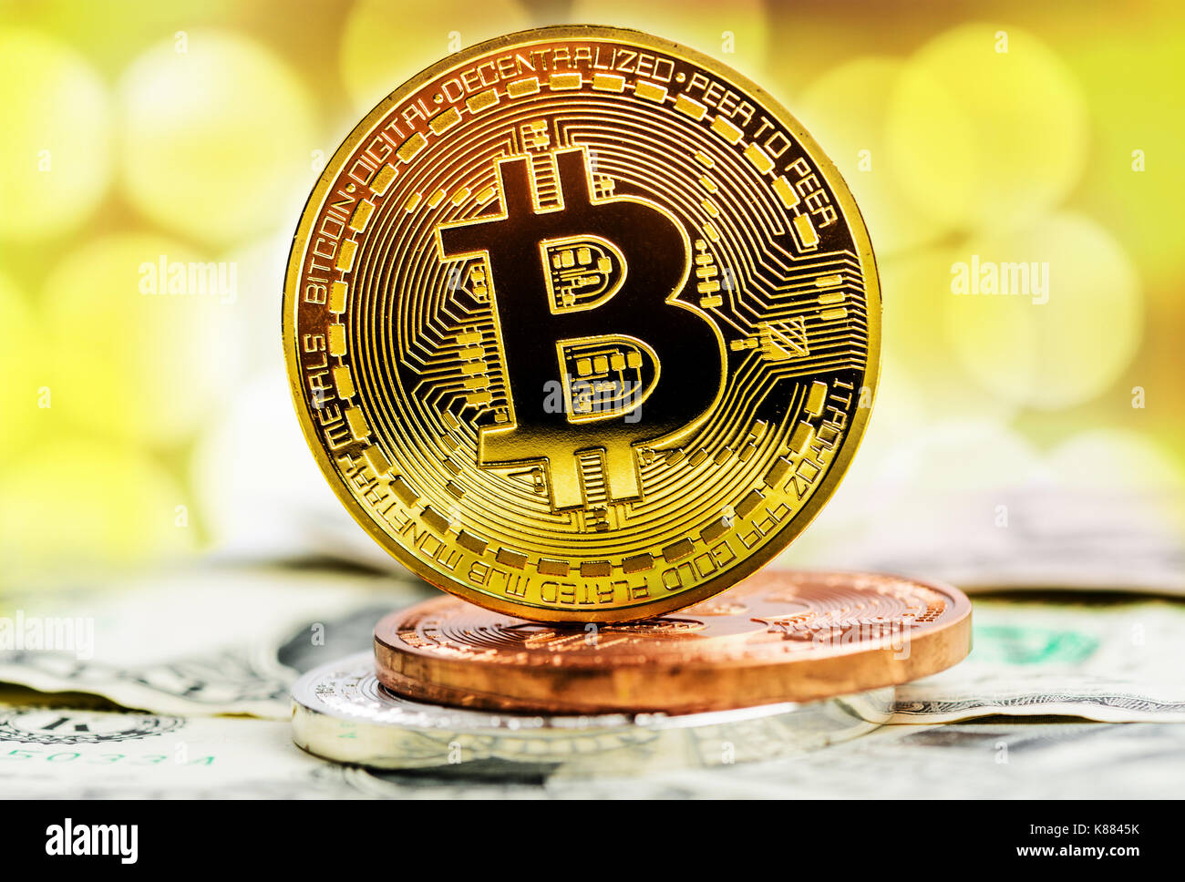 Bitcoin moneta in oro. cryptocurrency concetto. moneta virtuale sullo sfondo Foto Stock