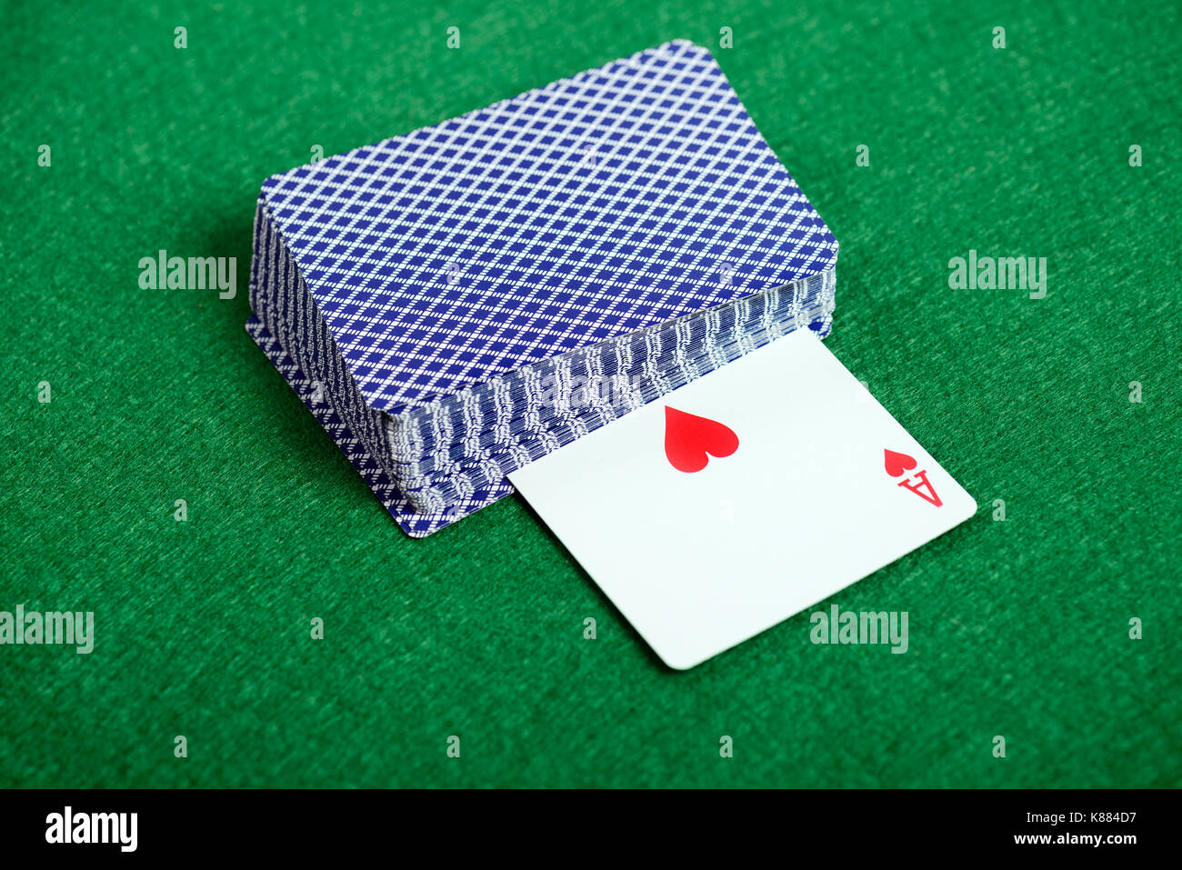 Carte da gioco con il ponte di asso di cuori sul green casino sfondo scrivania Foto Stock