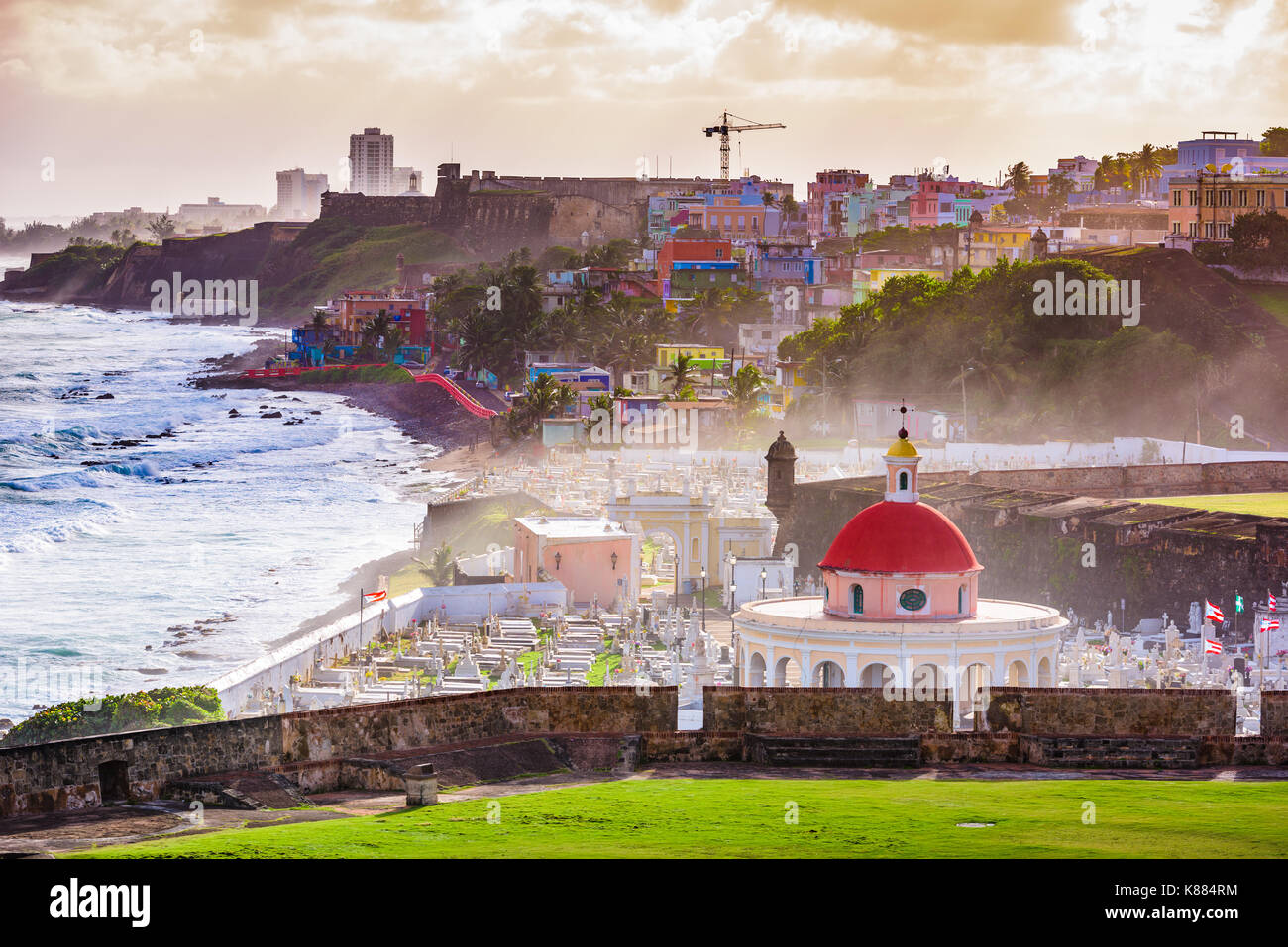 San Juan, Puerto Rico cimitero storico e città costiera. Foto Stock