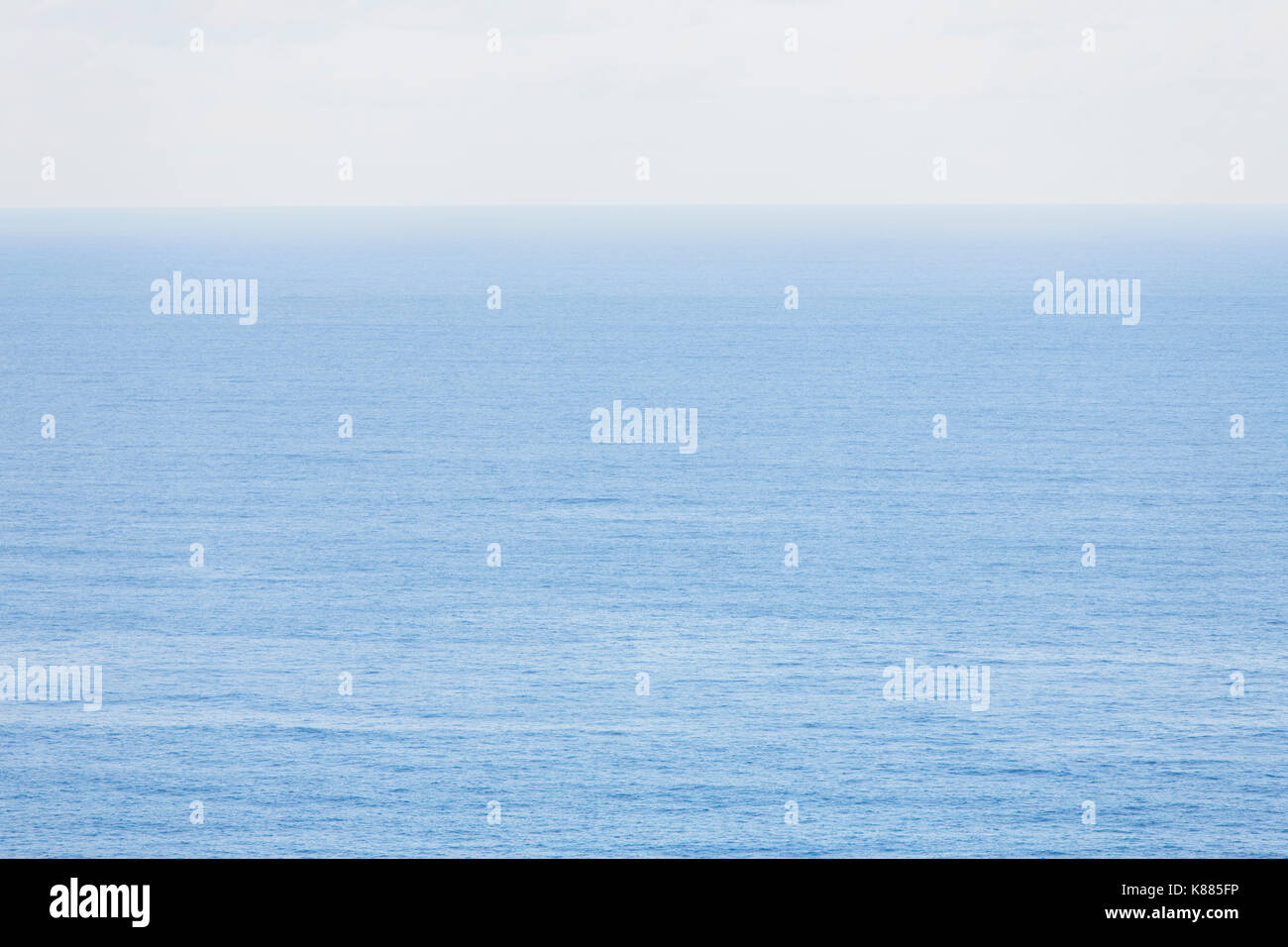 Vista dalla terra oltre oceano, all'orizzonte. open space, seascape e skyscape. Foto Stock