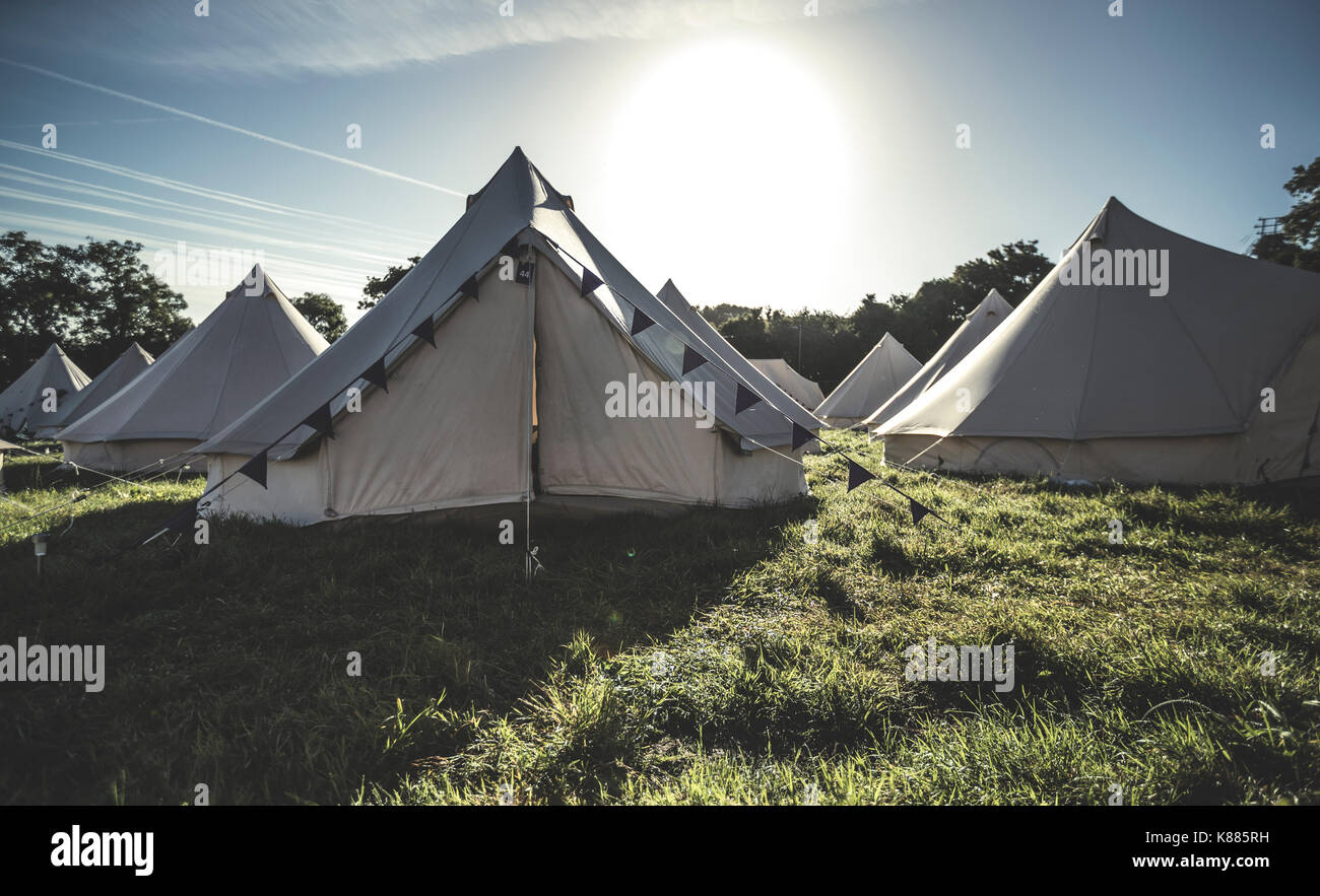 Campana glamping tende tradizionali tende di tela in un involucro in campeggio a un outdoor festival di musica. Foto Stock