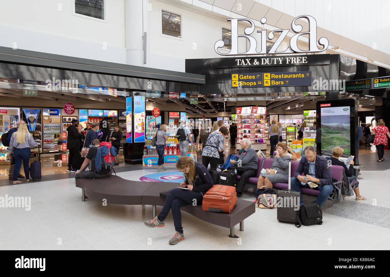Aeroporto di Manchester Regno Unito - duty free shop nella sala partenze, terminale 2, aeroporto di Manchester, in Inghilterra, Regno Unito Foto Stock