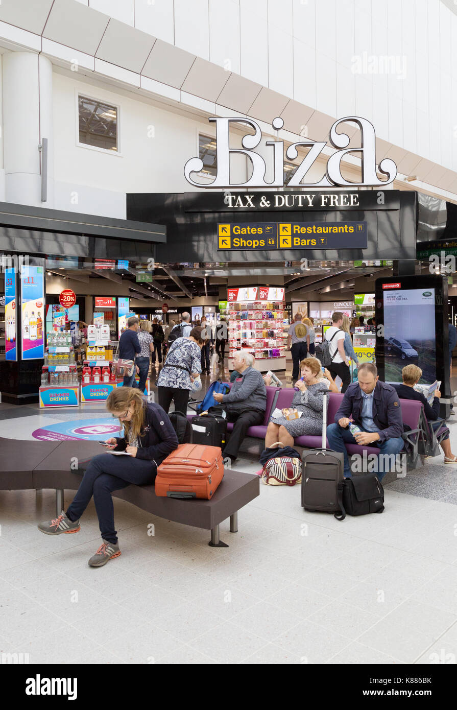 Aeroporto di Manchester Regno Unito - duty free shop nella sala partenze, terminale 2, aeroporto di Manchester, in Inghilterra, Regno Unito Foto Stock