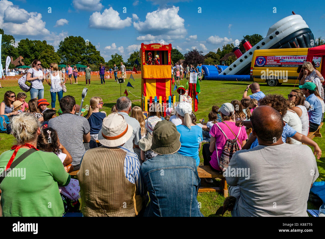 Un tradizionale punch e judy mostra sul villaggio verde, hartfield village fete, Hartfield, sussex, Regno Unito Foto Stock