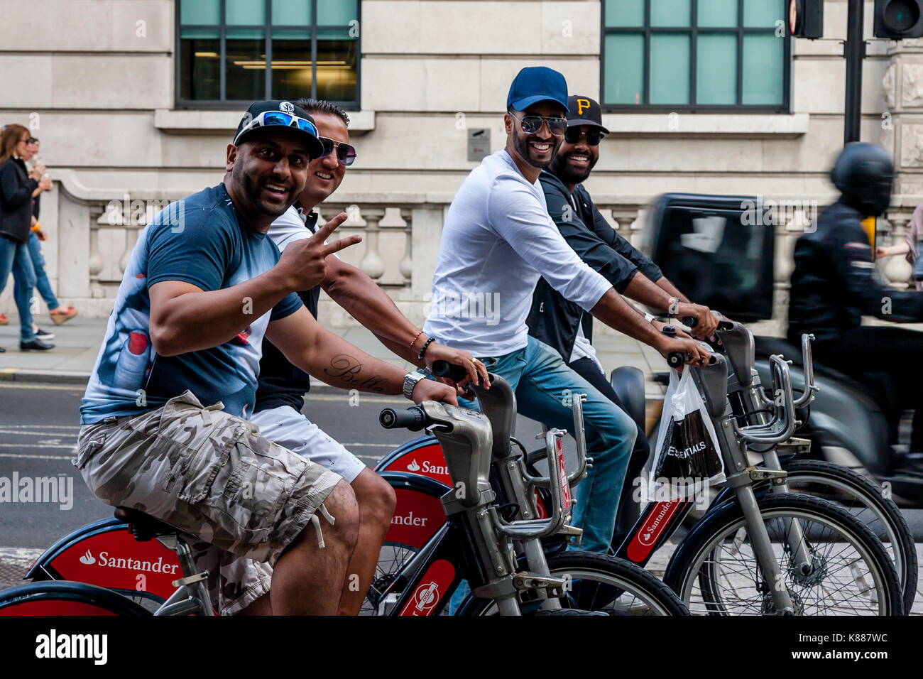 Gli uomini arabi in sella santander noleggio di biciclette nel centro di Londra, London, Regno Unito Foto Stock