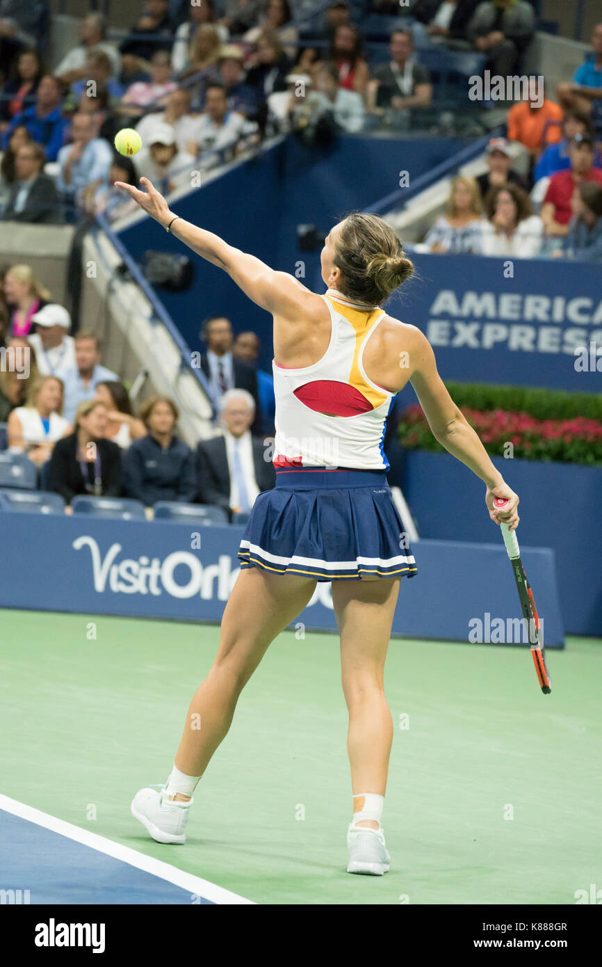 New york, ny, Stati Uniti d'America - 28 agosto 2017: Simona halep di romania serve durante la us open championships giorno match contro Maria Sharapova della Russia a Billie Jean King tennis center Foto Stock