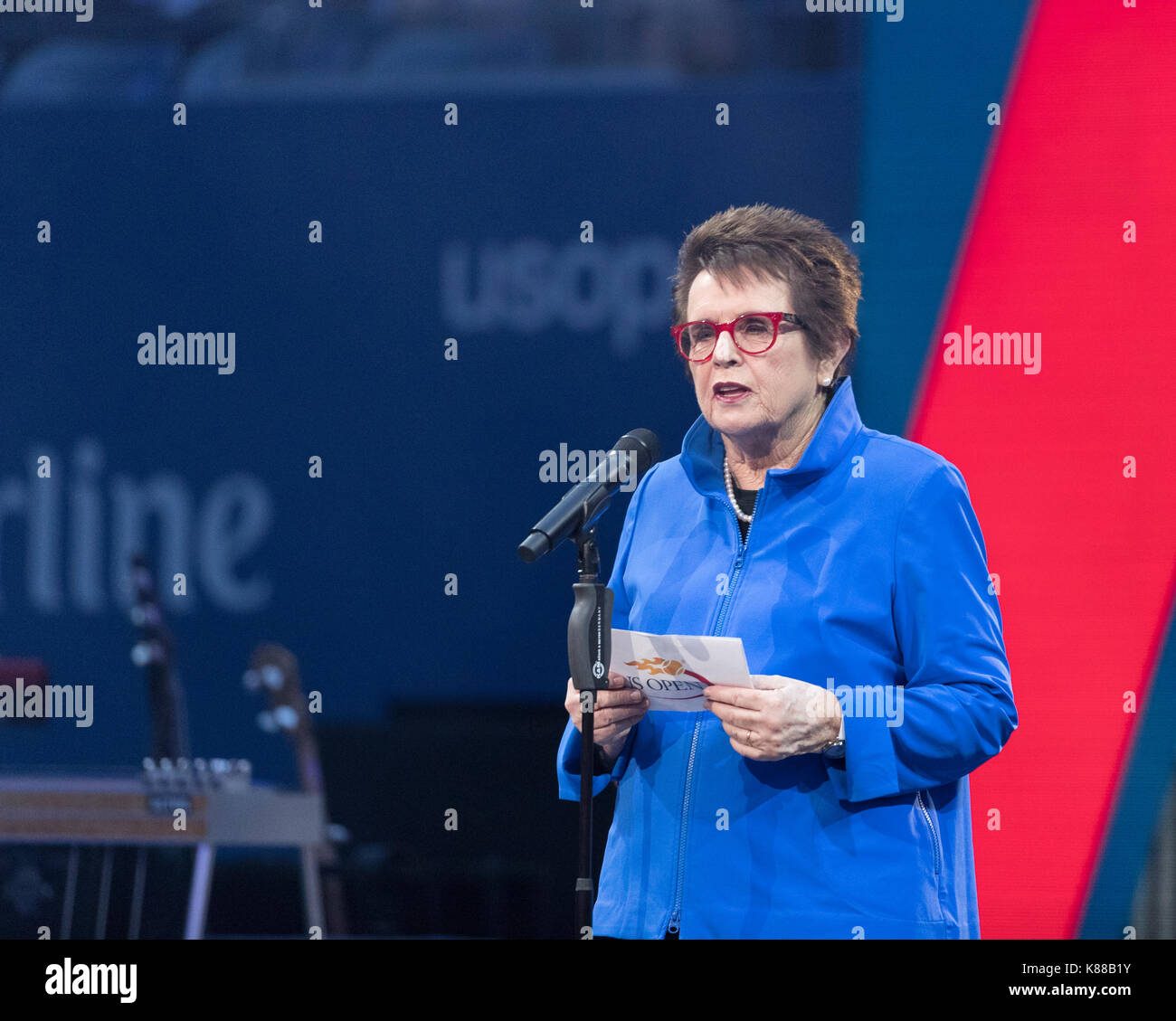 New york, ny, Stati Uniti d'America - 28 agosto 2017: Billie Jean King parla durante la serata di apertura cerimonia del 2017 US Open Championships a Billie Jean King tennis center Foto Stock