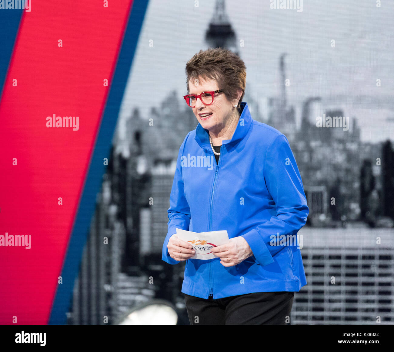 New york, ny, Stati Uniti d'America - 28 agosto 2017: Billie Jean King parla durante la serata di apertura cerimonia del 2017 US Open Championships a Billie Jean King tennis center Foto Stock
