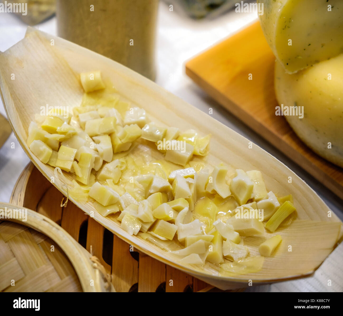 Germogli di bambù alimentare olio di decapaggio Foto Stock