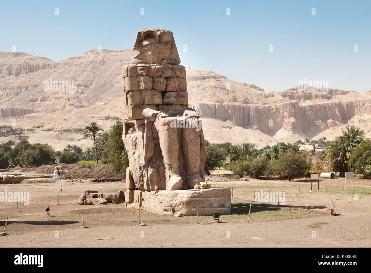 I Colossi di Memnon statua del faraone Amenhotep III, Luxor, Egitto Foto Stock