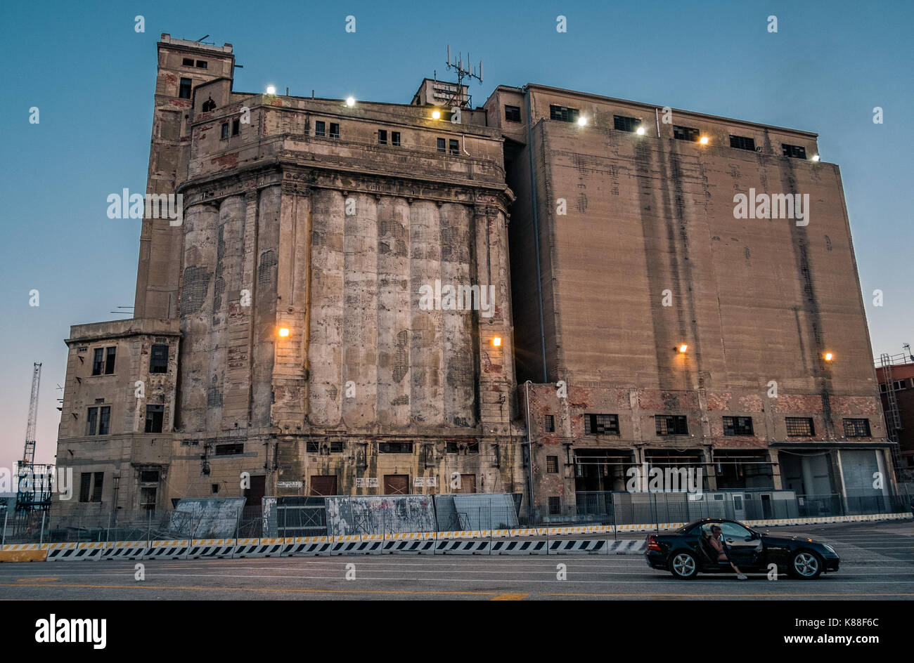 Abbandonato edificio industriale presso il porto della città di Livorno, Toscana, Italia Foto Stock