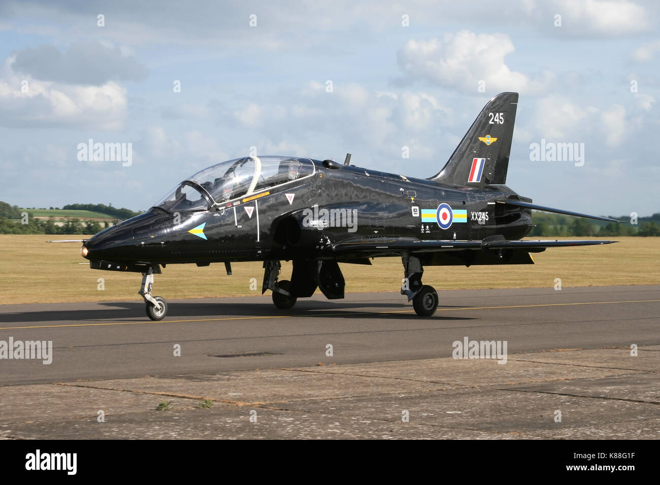 Il 2011 RAF solo display Hawk pilota in rullaggio dopo un display a Duxford, Flt Lt Juliette Fleming fu la RAF il primo ufficiale di schermo femmina pilota. Foto Stock