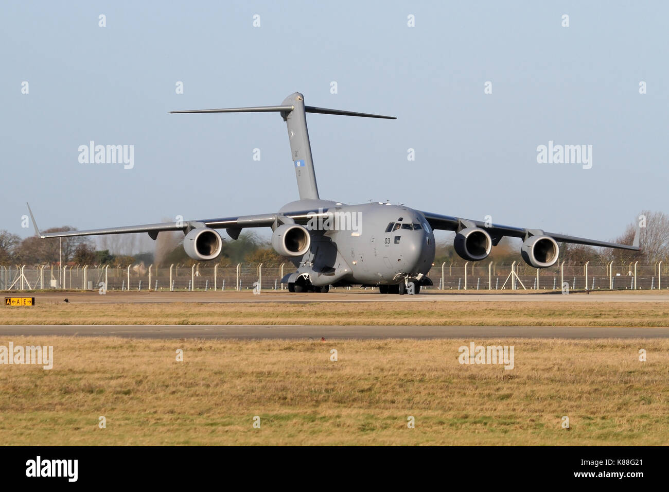 Uno dei tre Boeing C-17A Globemasters azionato dalla NATO fuori di Ungheria girando sulla pista di RAF Mildenhall per partenza presto una mattina. Foto Stock