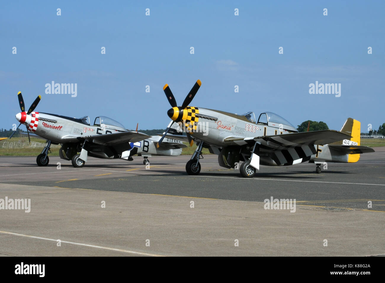 Entrambi i Hardwick Warbirds P-51D Mustangs permanente al Bentwaters dopo un piccolo airshow locale. Foto Stock