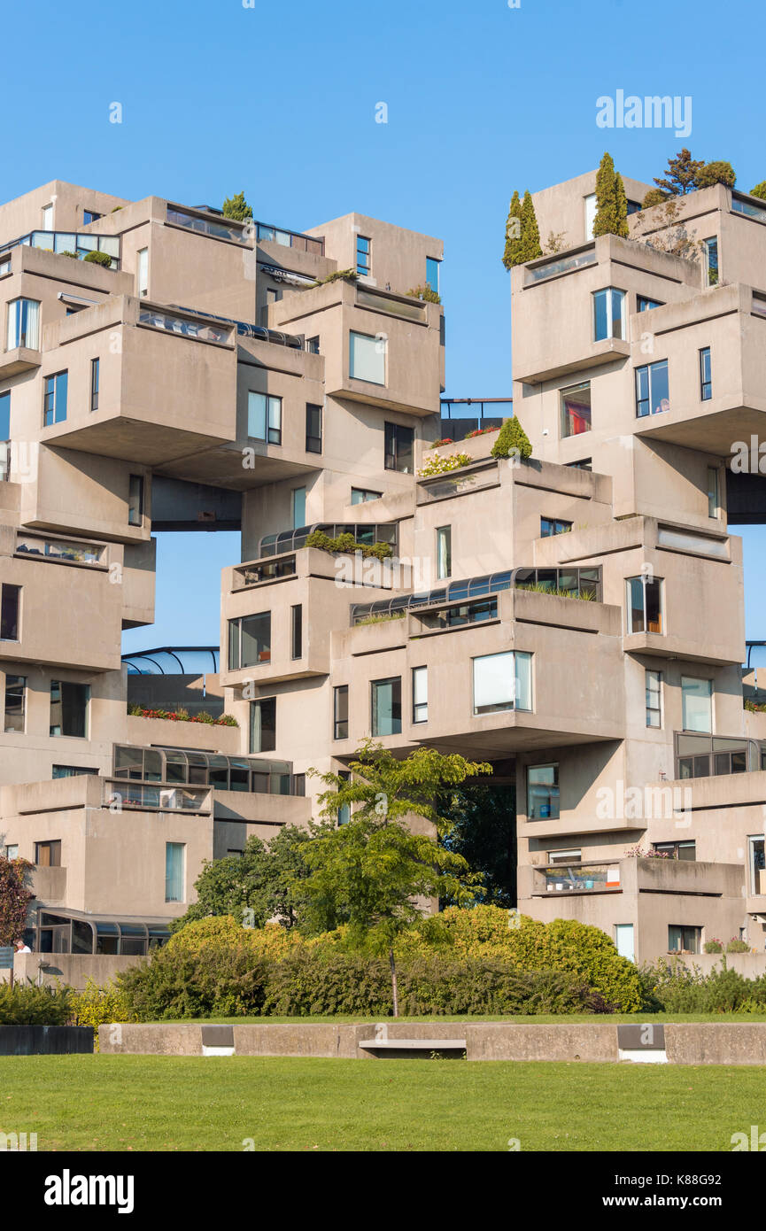 Montreal, Canada - 9 giugno 2017: la nave di crociera passando davanti ad habitat 67 complesso di abitazioni nel vecchio porto di Montreal Foto Stock