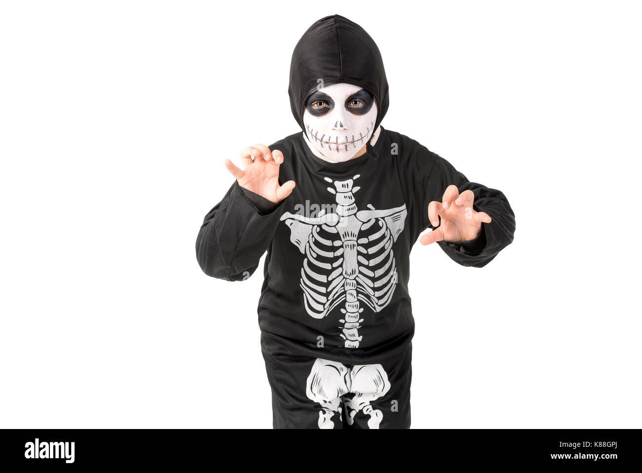 Ragazzo con la faccia di vernice e di scheletro costume di halloween isolato in bianco Foto Stock