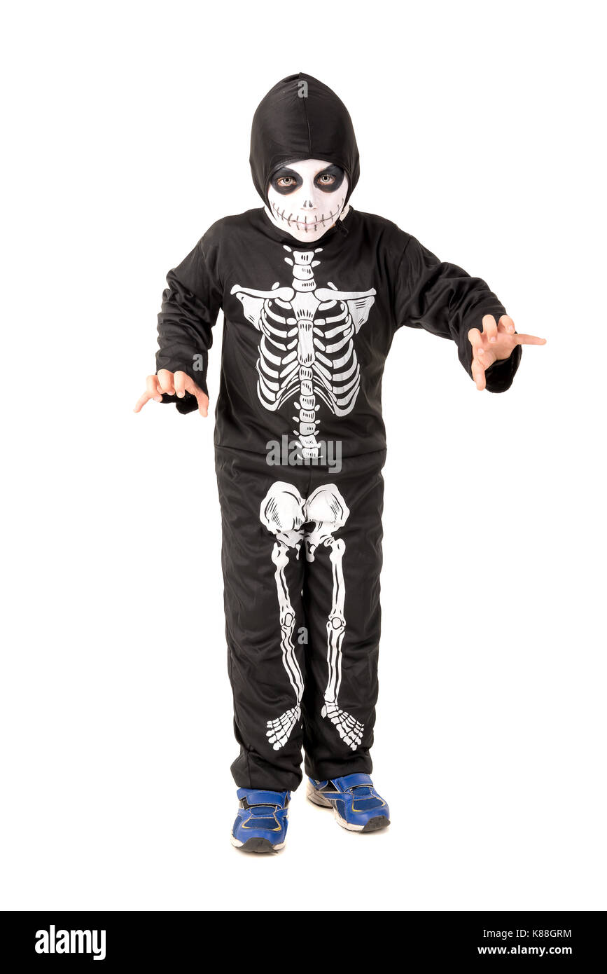 Ragazzo con la faccia di vernice e di scheletro costume di halloween isolato in bianco Foto Stock
