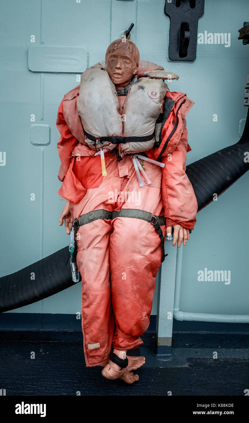 Dimensioni di vita falsa che indossa un navale tuta salvavita su una nave Foto Stock