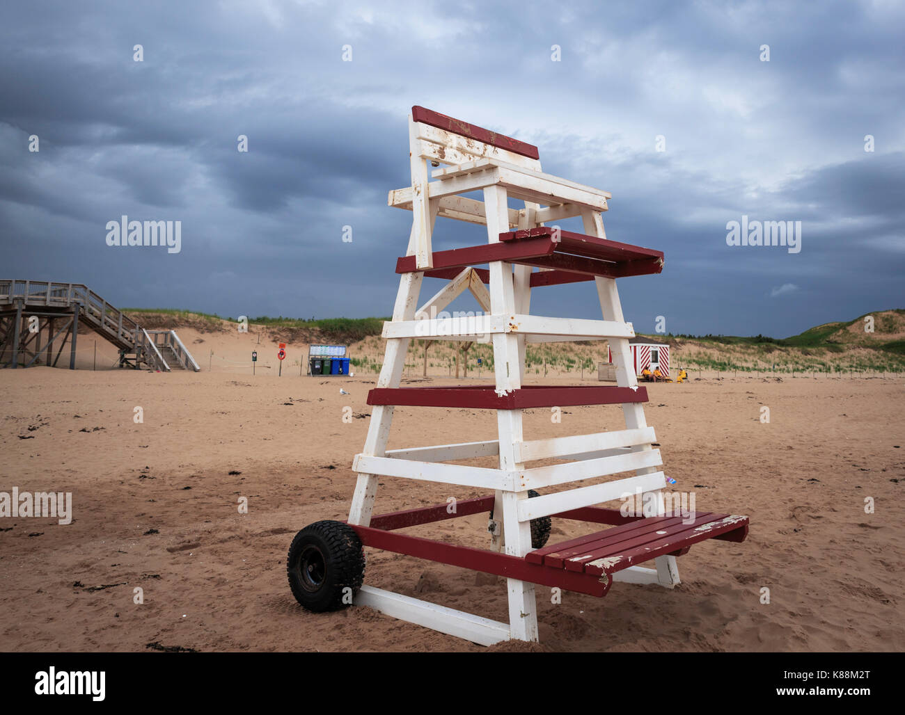 Tall lifeguard sedia in una spiaggia in una fresca nuvoloso giorno di estate Foto Stock