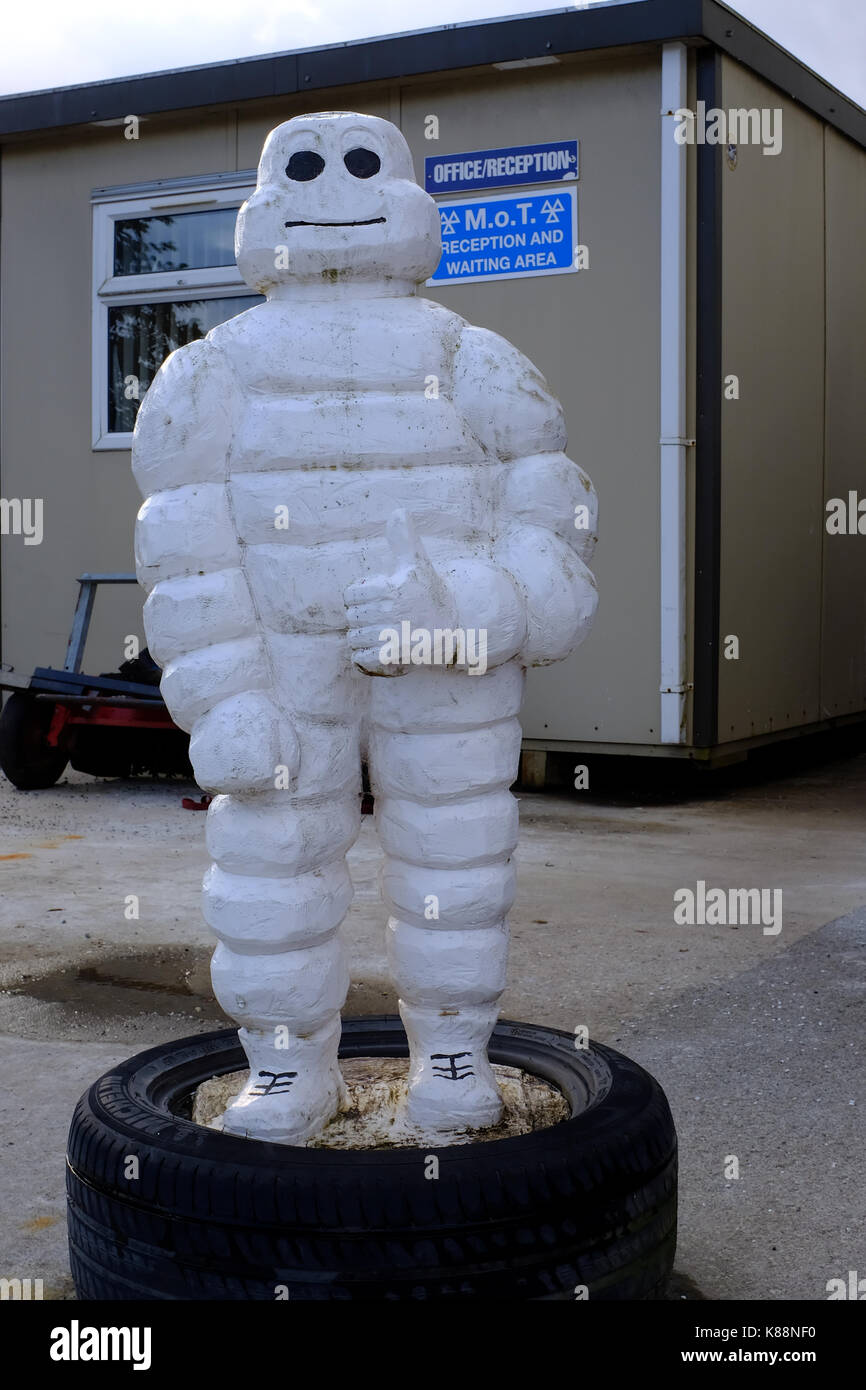 Uomo di Michelin presso un centro del pneumatico Foto Stock