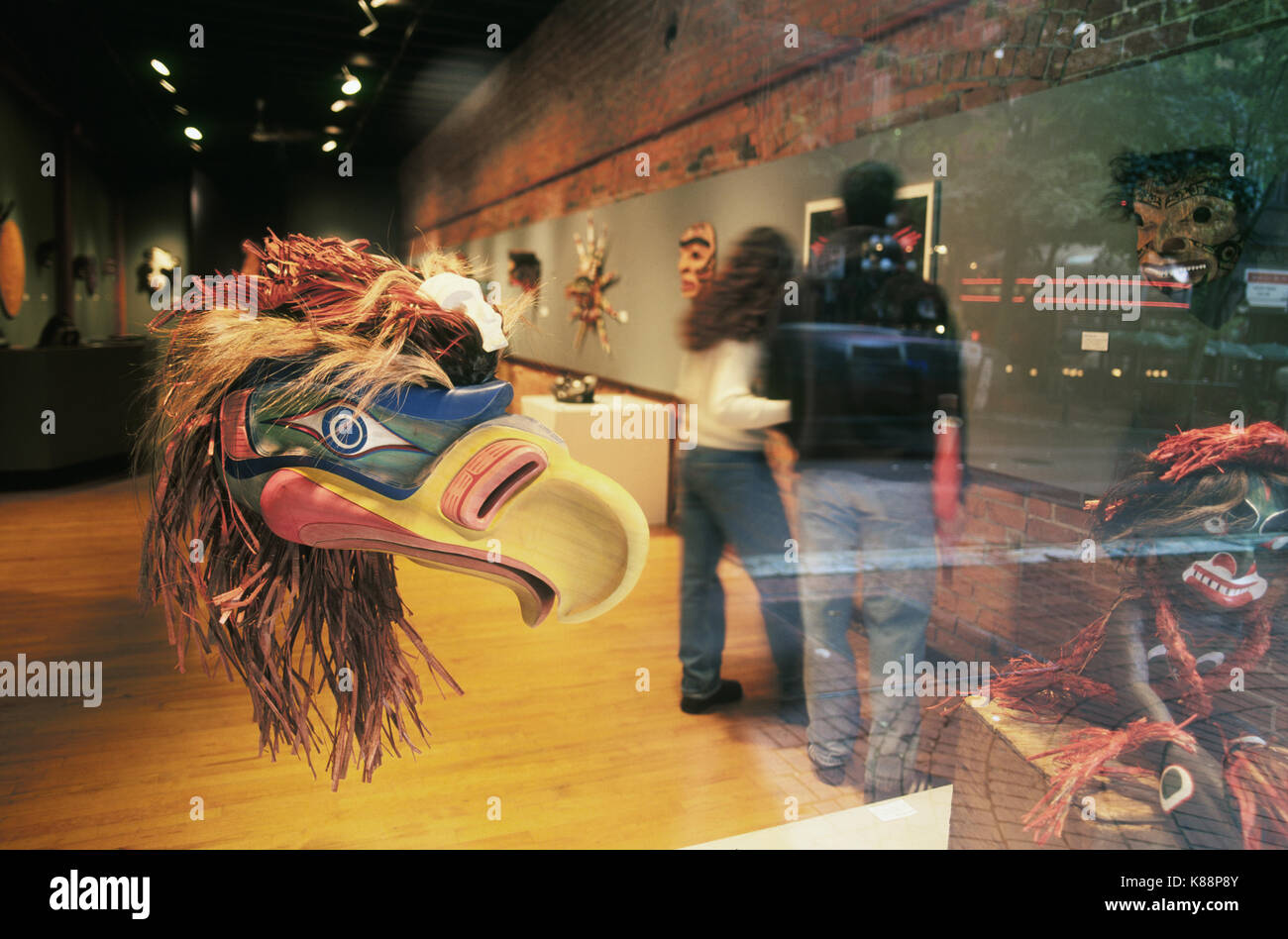 Arte Inuit realizzata per la vendita ai turisti presso un negozio di Gastown, Vancouver, Canada. Gastown è l'esclusiva area dello shopping di Vancouver. Foto Stock