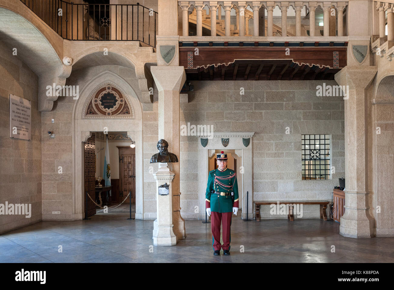 Guardia in uniforme all'interno del Palazzo Pubblico (Palazzo Pubblico) nella Repubblica di San Marino. Foto Stock