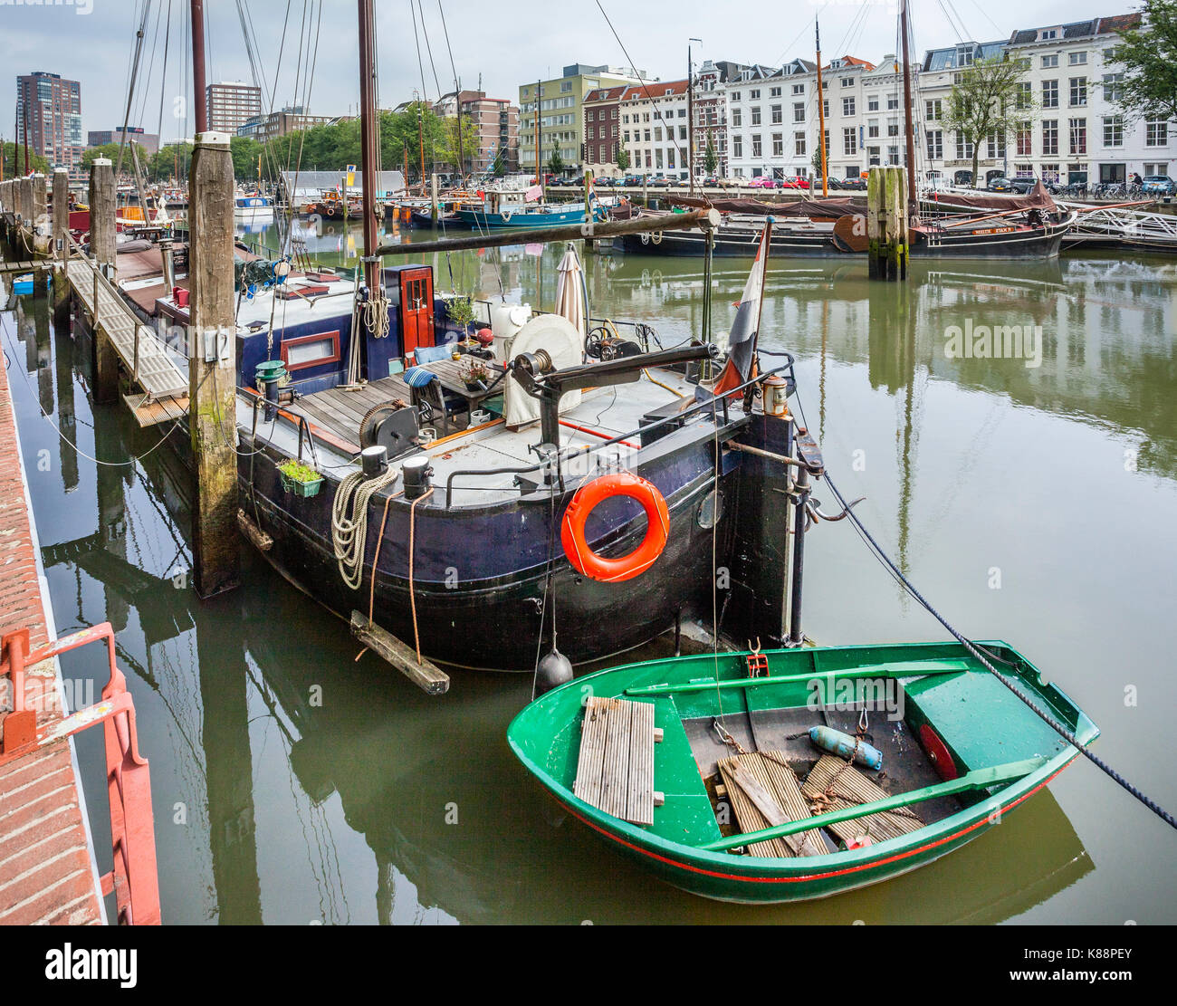 Paesi Bassi, South Holland, Rotterdam, quartiere marittimo, Haringvliet, parte di Rotterdams vecchio porto che una volta era dedicata la flotta dell'aringa Foto Stock