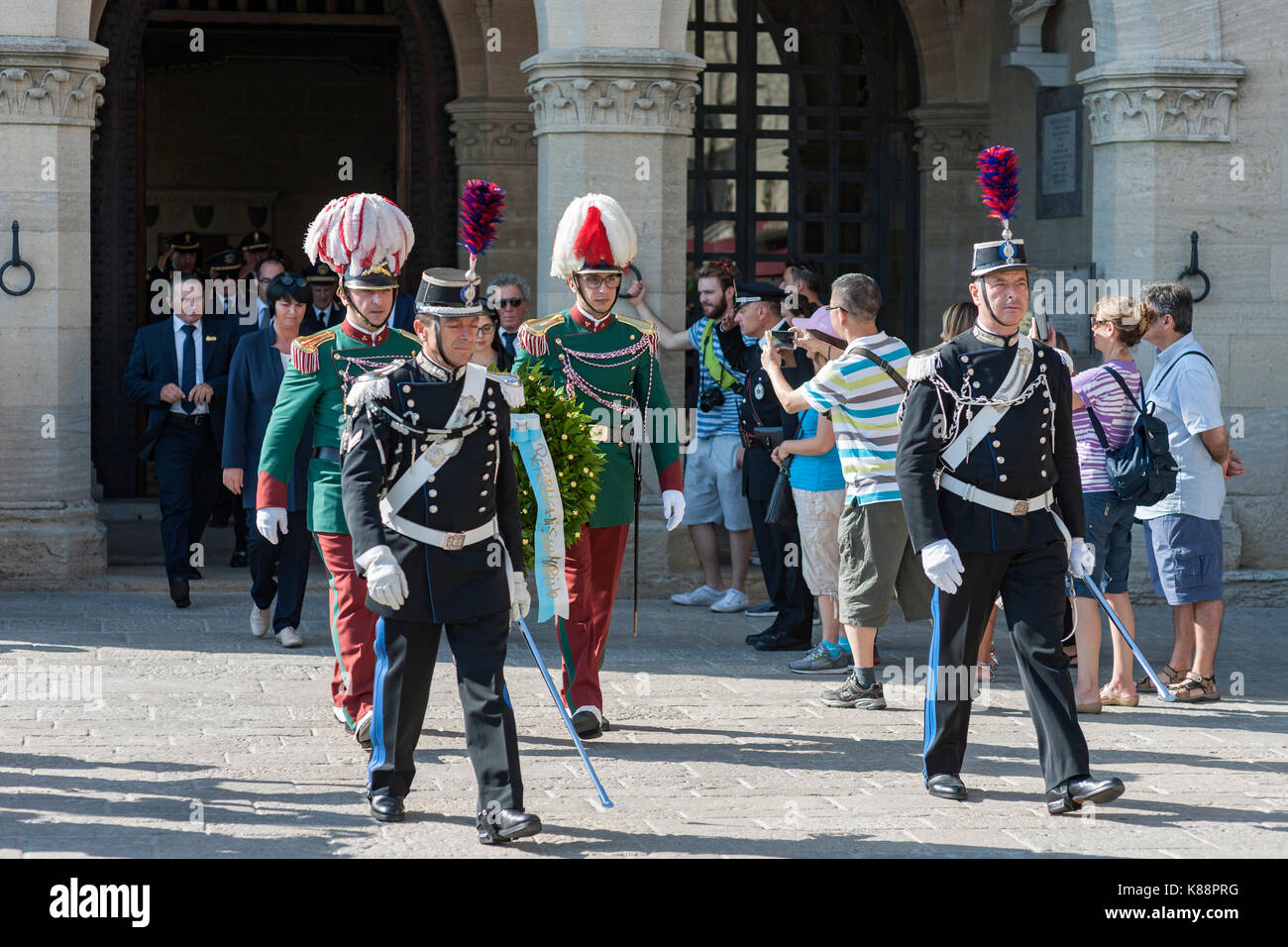 I funzionari del governo e le guardie in uniforme al di fuori del Palazzo Pubblico (Palazzo Pubblico) nella Repubblica di San Marino. Foto Stock