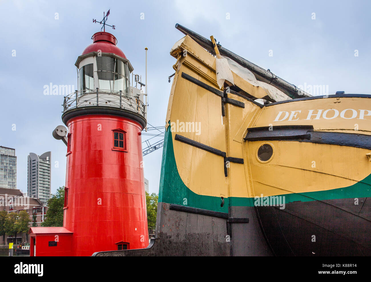 Paesi Bassi, South Holland, Rotterdam, Leuvehaven, faro e botte storico nave al Museo theMaritime Harbour Foto Stock