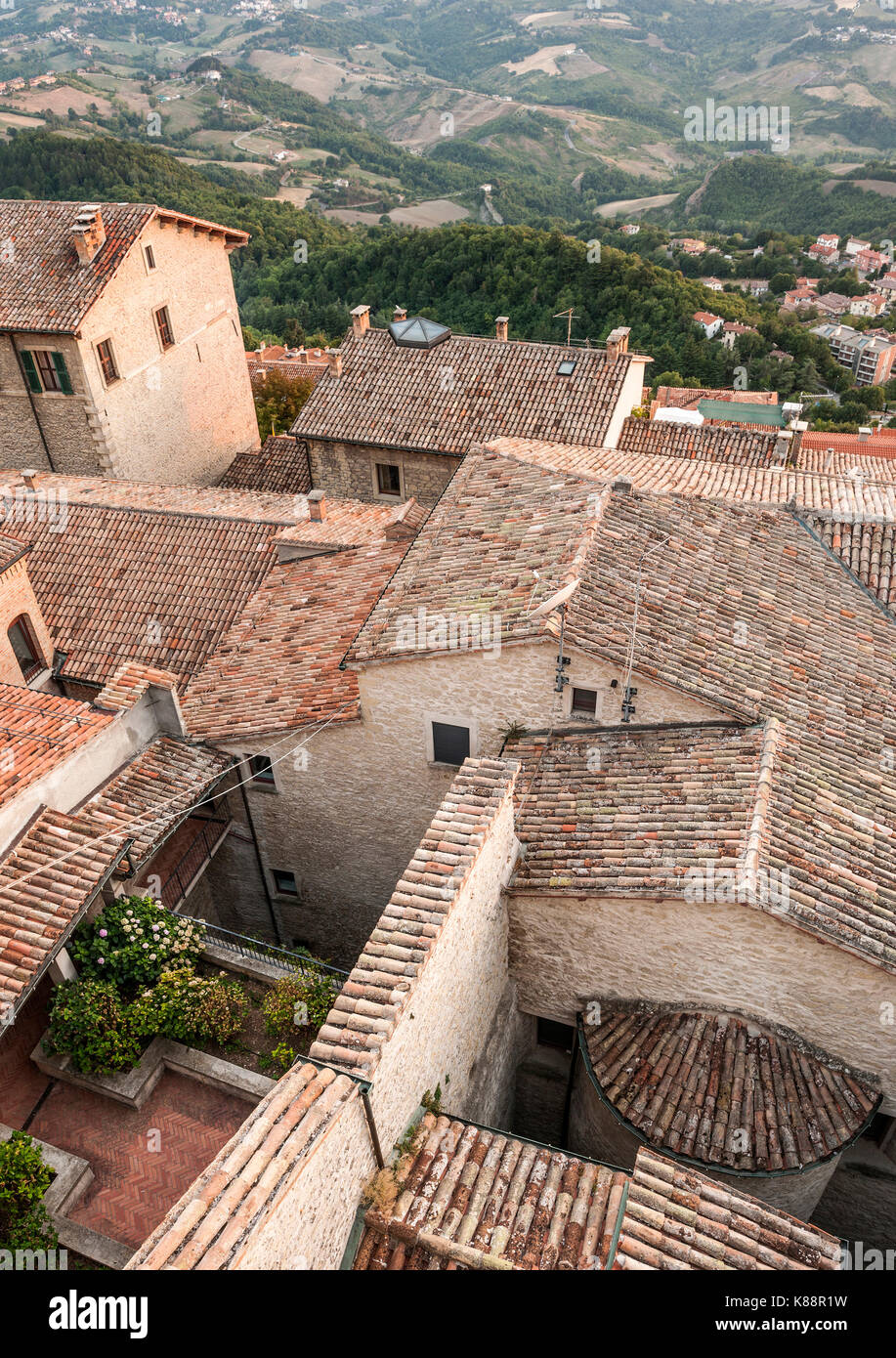 I tetti del centro storico di San Marino. Foto Stock