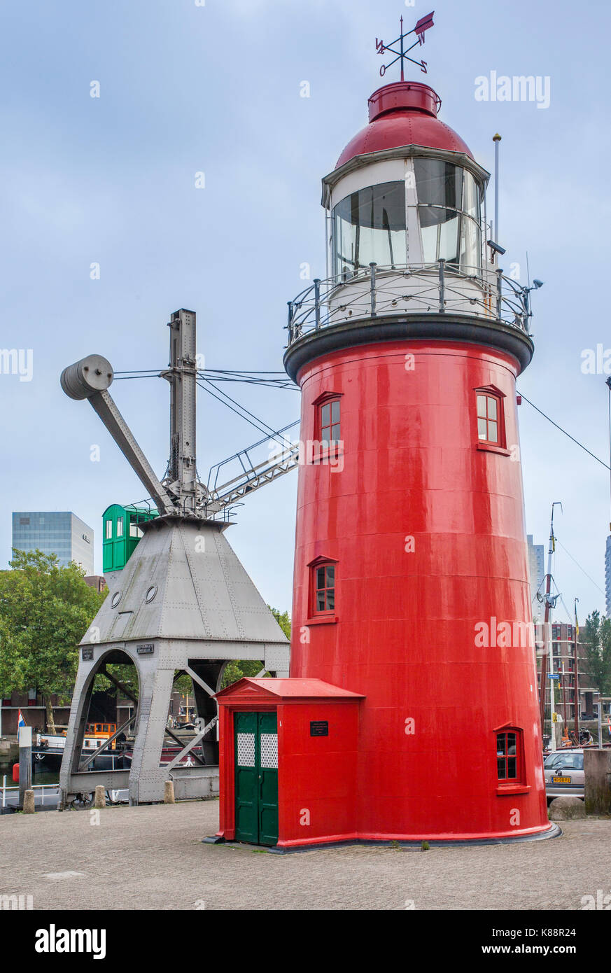 Paesi Bassi, South Holland, Rotterdam, Leuvehaven, faro e gru portuale presso il Museo Marittimo di porto Foto Stock